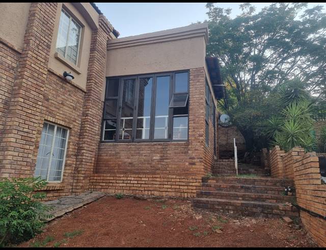 3 BEDROOM TOWNHOUSE FOR SALE IN SAFARI GARDENS